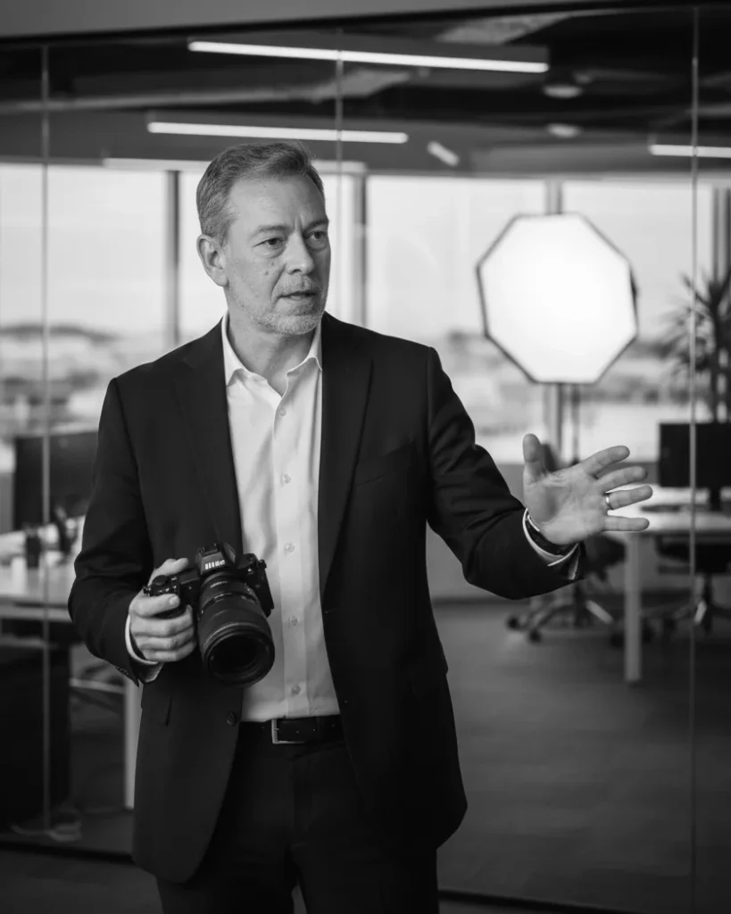 Miguel Rosenstok, fotógrafo corporativo e estratega visual, a dirigir uma sessão de fotografia empresarial num cliente em Lisboa.