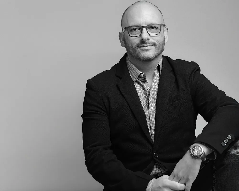 Retrato a preto e branco de profissional liberal para perfil de LinkedIn, parte do pacote LinkedIn Leader Kit. Fotografia de personal branding com estilo artístico e autoridade.