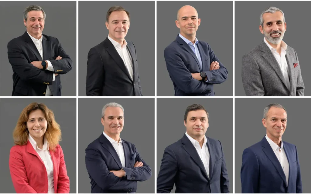 Exemplo de equipa corporativa com fotografia uniformizada e profissional transmitindo autoridade