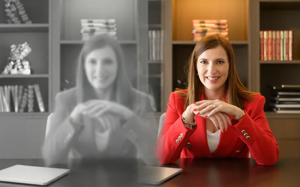 Comparação visual entre um perfil sem rosto e um perfil com autoridade no LinkedIn.