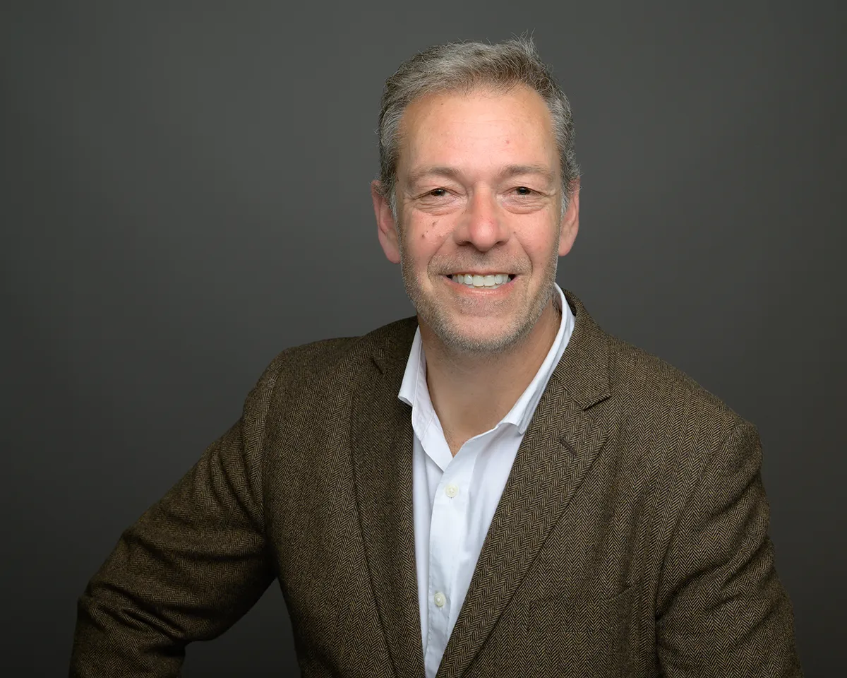 Retrato de Miguel Rosenstok, Visual Strategist e Fotógrafo Corporativo especializado em mercado B2B, baseado em Lisboa e Cascais.