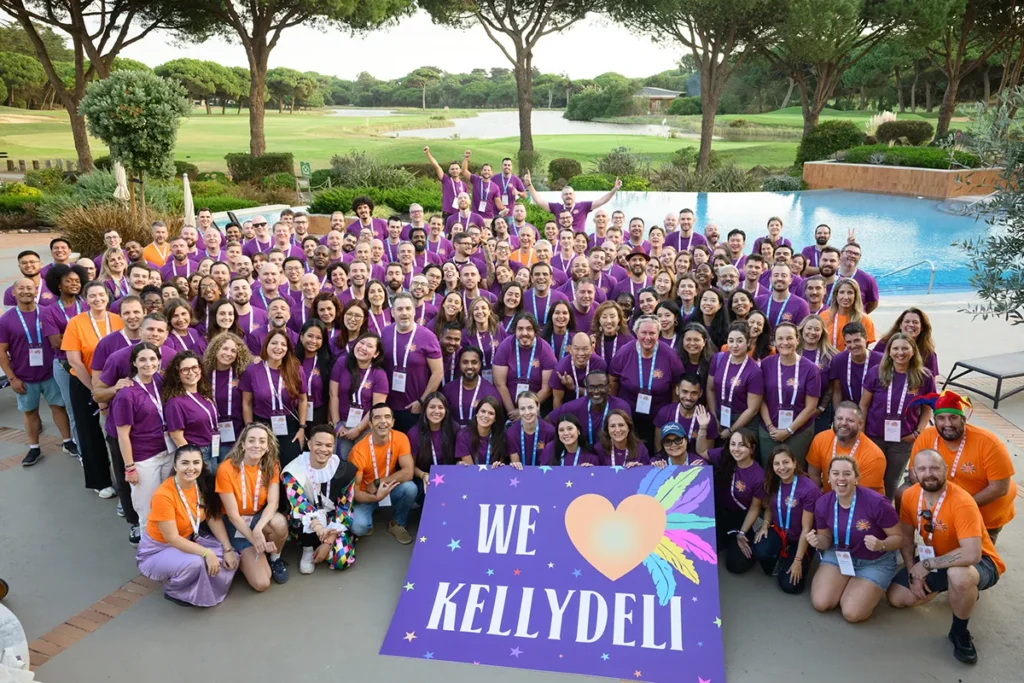 Fotografia de grupo panorâmica com mais de 200 colaboradores a celebrar no final de um evento de team building corporativo em Cascais. Exemplo de registo de cultura de empresa e grande escala.