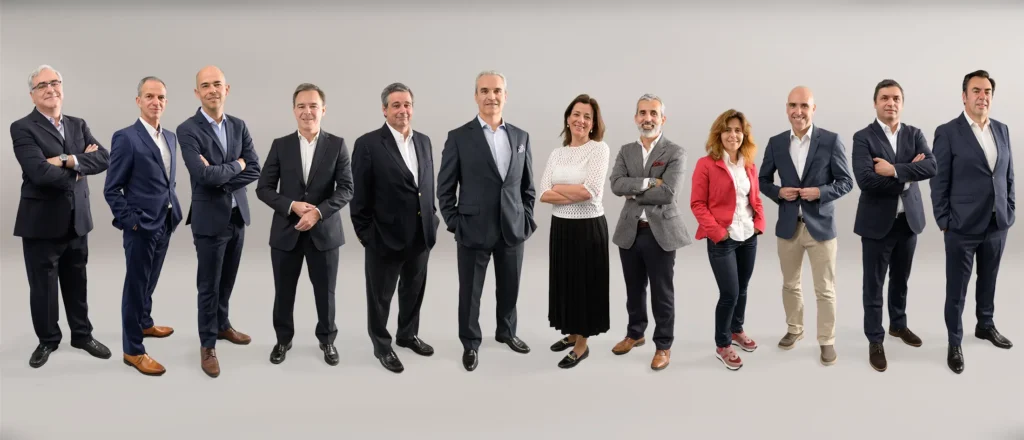 Composição de fotografia de equipa mostrando vários colaboradores fotografados em cidades diferentes (Lisboa, Porto, Braga) com iluminação e backgrounds idênticos, demonstrando consistência visual corporativa