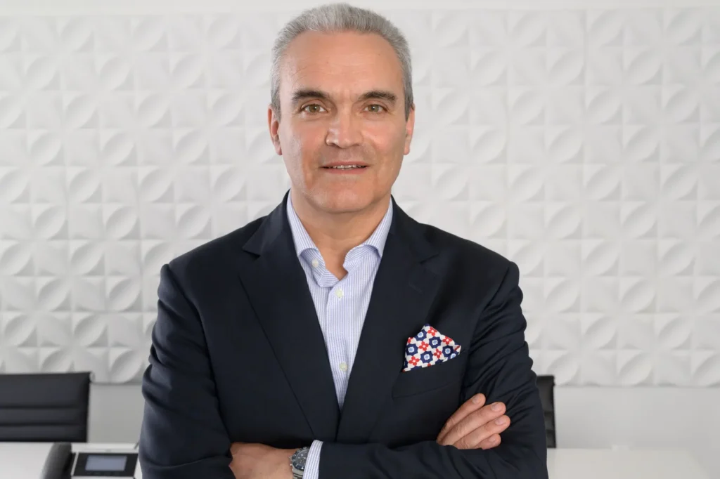 Executivo profissional com fotografia corporativa de qualidade em ambiente de escritório moderno demonstrando autoridade e credibilidade