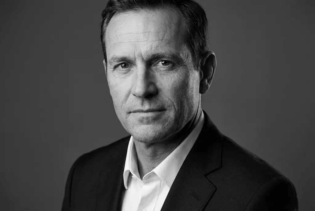 Director executivo em sessão de fotografia profissional de personal branding para LinkedIn, iluminação de estúdio, ambiente corporativo premium